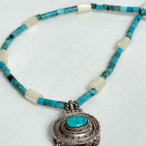 Turquoise and Mother of Pearl necklace with Tibetan prayer pendant - Picture 3 of 8